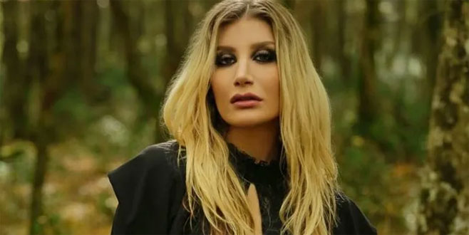 Annesiyle çekilen çocukluk fotoğrafını paylaştı!