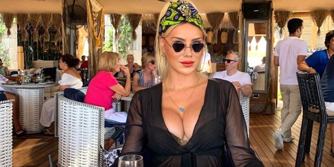 Banyoda poz veren Ciciş Ceyda alay konusu oldu! Banyoda poz veren Ciciş Ceyda alay konusu oldu!