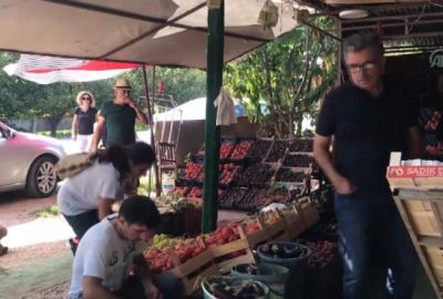 Bursalı manav müşterilerine orgla ‘canlı müzik’ yapıyor