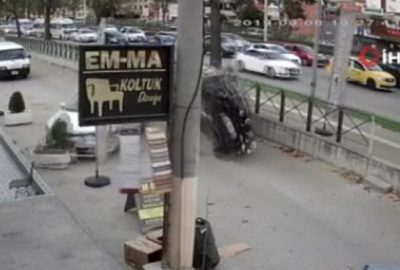 Otomobile çarptıktan sonra takla attı