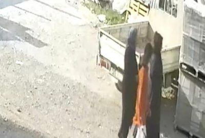 Sokak ortasında paylaştılar! O anlar kamerada