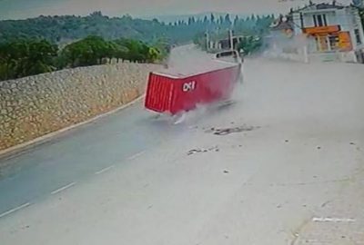 Faciaya kıl payı! Tonlarca ağırlığında…