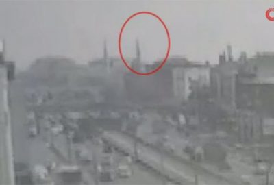 Cami minaresinin yıkılma anı kameralara yansıdı
