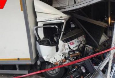 Dehşet anları kamerada! Dolmuş bekleyen 7 kişiye çarpıp, markete daldı