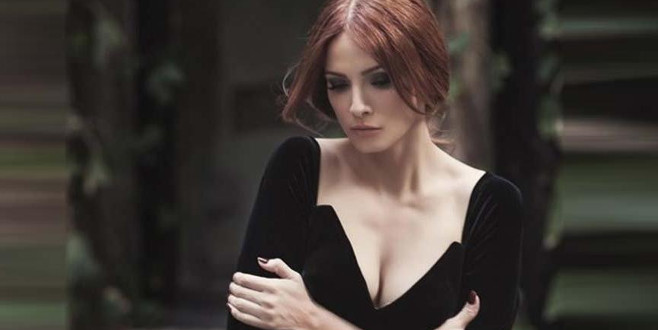 Mine Tugay’dan bacak şov! Sosyal medyayı salladı