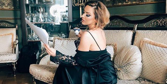 Kulisinden video paylaşan Hadise, dekoltesiyle yürek hoplattı Kulisinden video paylaşan Hadise, dekoltesiyle yürek hoplattı