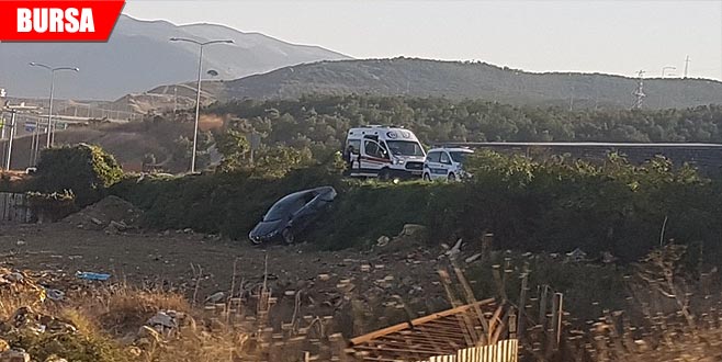 Otomobil şarampole devrildi Otomobil şarampole devrildi