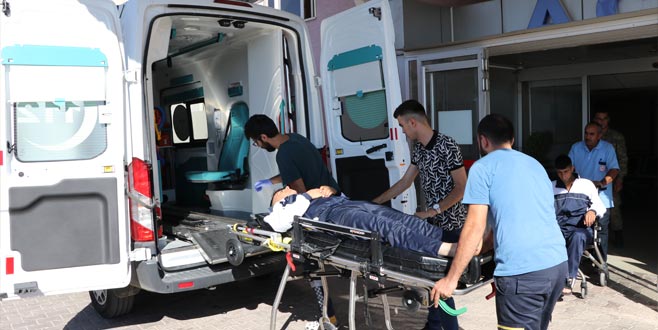 Askeri araç devrildi: 2 yaralı