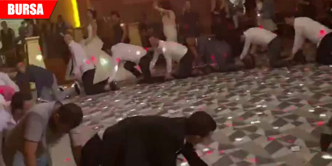 Damat ve arkadaşlarından düğüne damga vuran dans