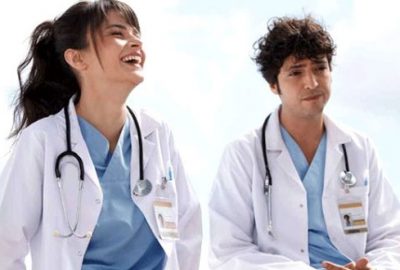 Mucize Doktor’un Nazlı’sı kırmızı süper mini elbisesiyle hayran bıraktı