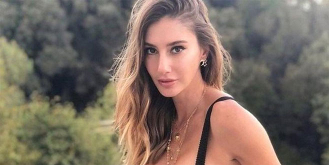 Bikinisiyle yemek yaptı! Eleştiri yağdı