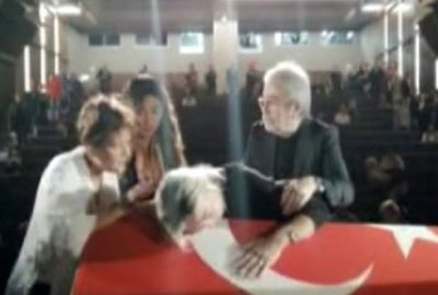 En acı an! Usta oyuncunun eşi tabuta sarılıp hüngür hüngür ağladı