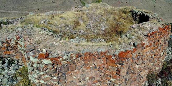 Arkeologlardan önce defineciler akın etti