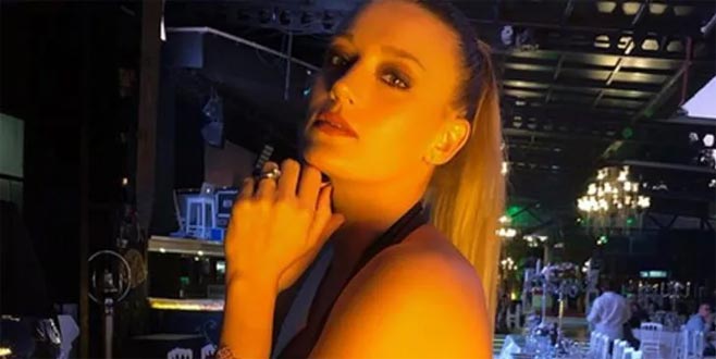 Derin dekolteli elbisesiyle dikkat çekti