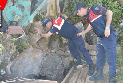 Definecilerin açtığı kuyuya düştü