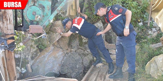 Definecilerin açtığı kuyuya düştü