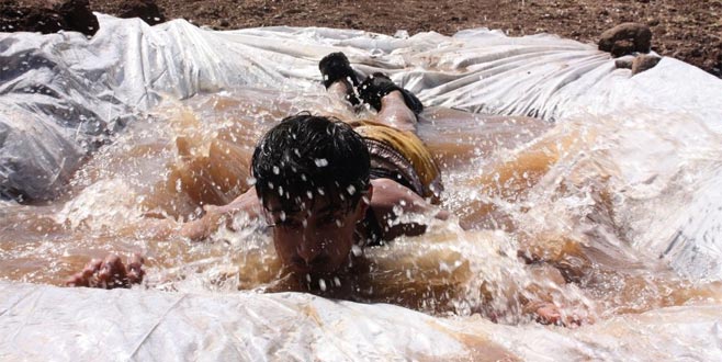 Gören şaşıp kalıyor! Sesini Acun Ilıcalı’ya duyurmaya çalışıyor
