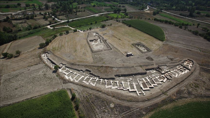 Anıtsal kapı ‘yerel krallık’ düşüncesini kuvvetlendirdi