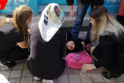 Kaldırımda yürüyen hamile kadına otomobil çarptı