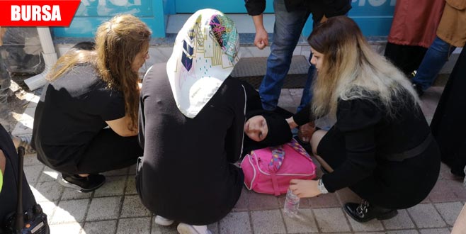 Kaldırımda yürüyen hamile kadına otomobil çarptı