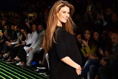 Bebeğiyle podyumda!