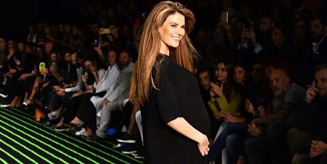 Bebeğiyle podyumda!