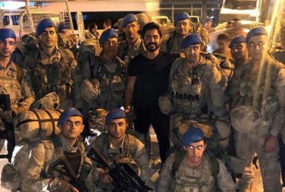 Ünlü şarkıcının polislerle söylediği Komondo Marşı gündeme oturdu