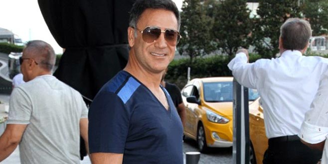 Ünlü türkücüye evlilik dışı ilişki yaşadığı kadından darbe!