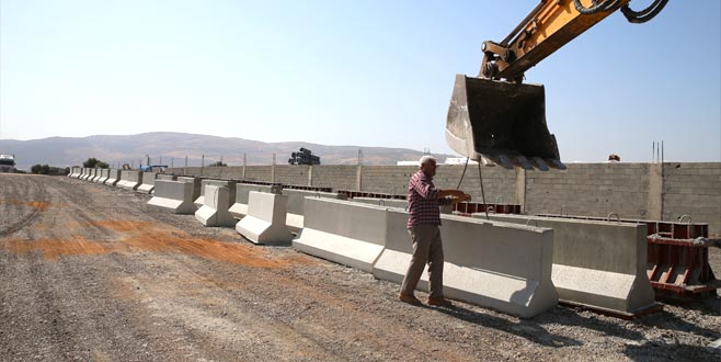 Sınır birliklerine beton blok sevkiyatı Sınır birliklerine beton blok sevkiyatı