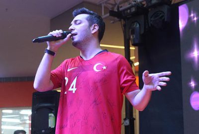 Bursalı ünlü isim milli formayla sahnede