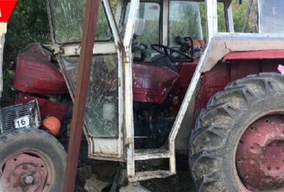 Freni boşalan traktör evin duvarına çarptı