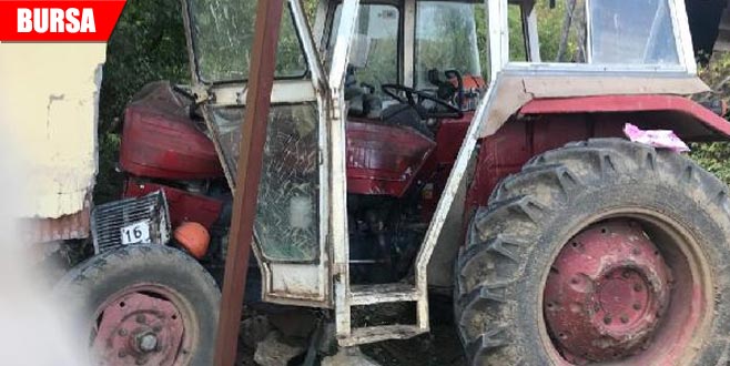 Freni boşalan traktör evin duvarına çarptı