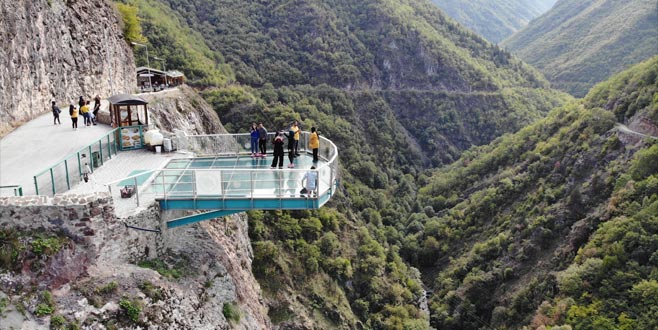 Buraya çıkmak cesaret istiyor