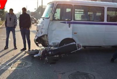 Servis minibüsü ile motosiklet çarpıştı: 1 ağır yaralı