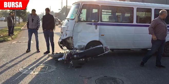 Servis minibüsü ile motosiklet çarpıştı: 1 ağır yaralı
