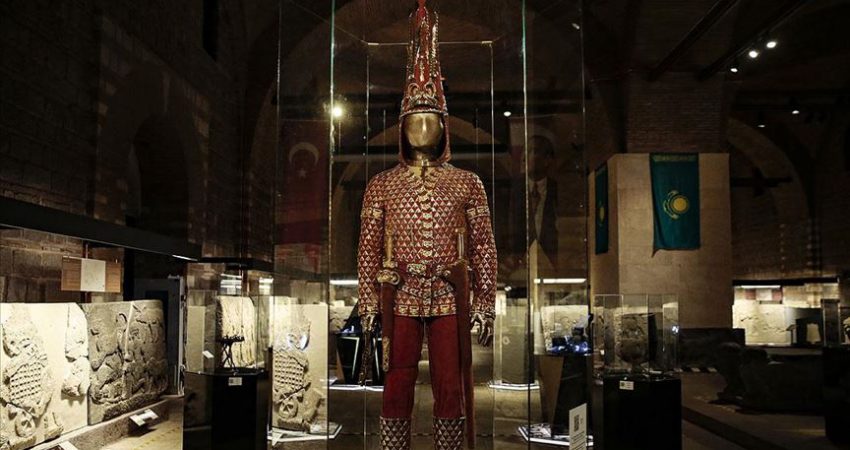 ‘Altın Elbiseli Adam’ın Türkiye yolculuğu sona eriyor Kazakistan'da inşaat çalışmaları sırasında bulunan, üzerindeki 3 binden fazla el