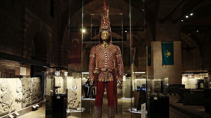 ‘Altın Elbiseli Adam’ın Türkiye yolculuğu sona eriyor