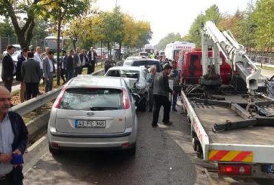 Kırmızı ışıkta zincirleme kaza! Ortalığı savaş alanına döndü
