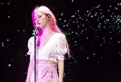 Ünlü şarkıcı evinde ölü bulundu!