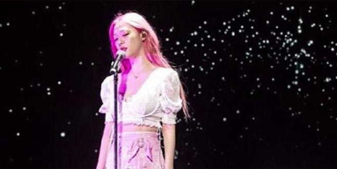 Ünlü şarkıcı evinde ölü bulundu!