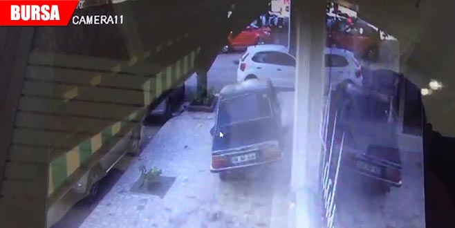 Minibüse arkadan çarptı, kaldırımda metrelerce gitti