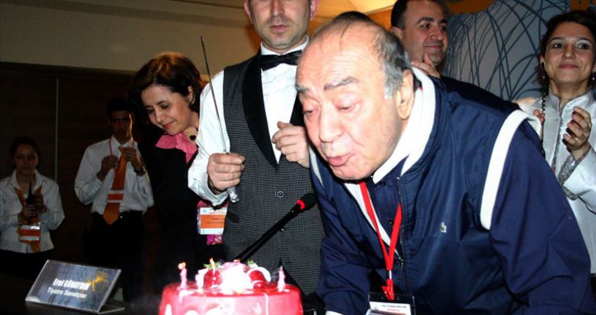 Türk tiyatrosunun son meddahı: Erol Günaydın Meddahlık geleneğinin son temsilcilerinden, usta oyuncu, yönetmen ve senarist Erol