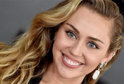 Yeni sevgilisiyle yatakta poz verdi