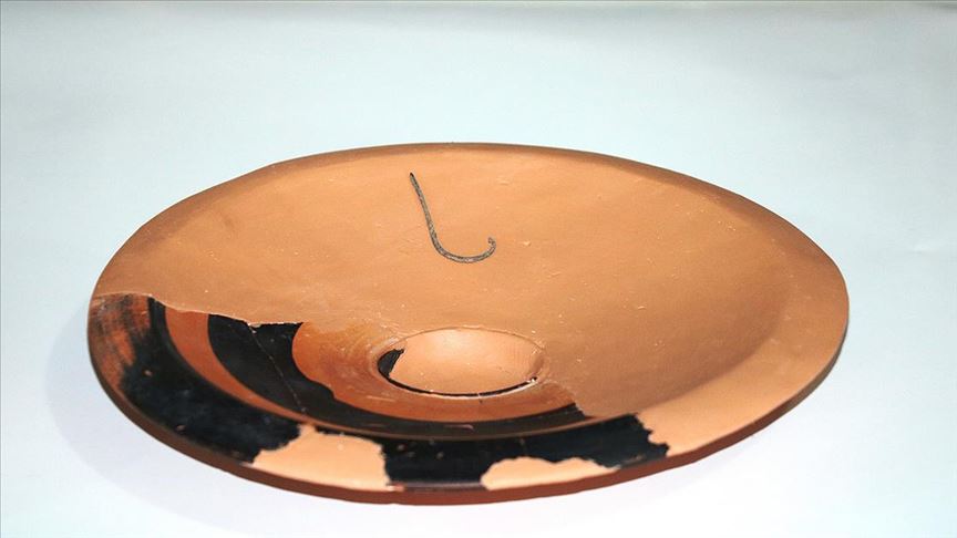 Assos’ta 2 bin 300 yıllık balık tabağı ve olta kancası bulundu