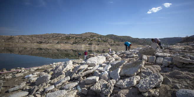 Baraj suyu çekilince kafatası ve kemikler ortaya çıktı