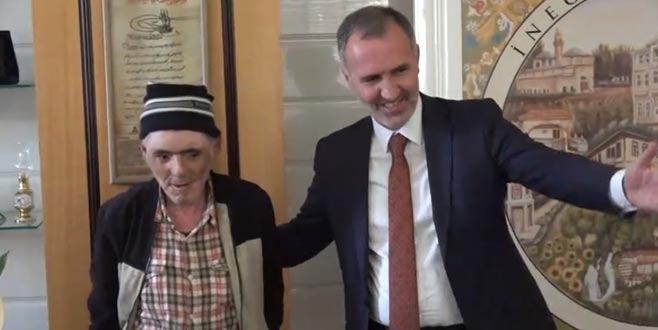 Engelli vatandaş sokakta bulduğu parayı belediyeye teslim etti