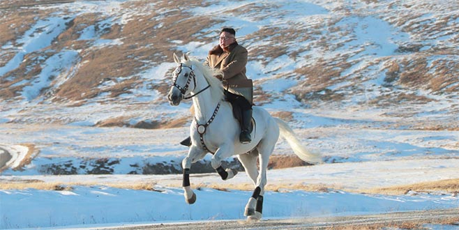 Dağda atla poz verdi