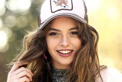 Dekolteli pozuyla yürek hoplattı!