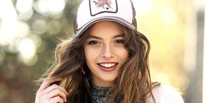 Dekolteli pozuyla yürek hoplattı!