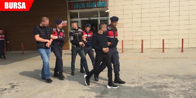 Otomobil içinde uyuşturucu ticaretine 3 gözaltı